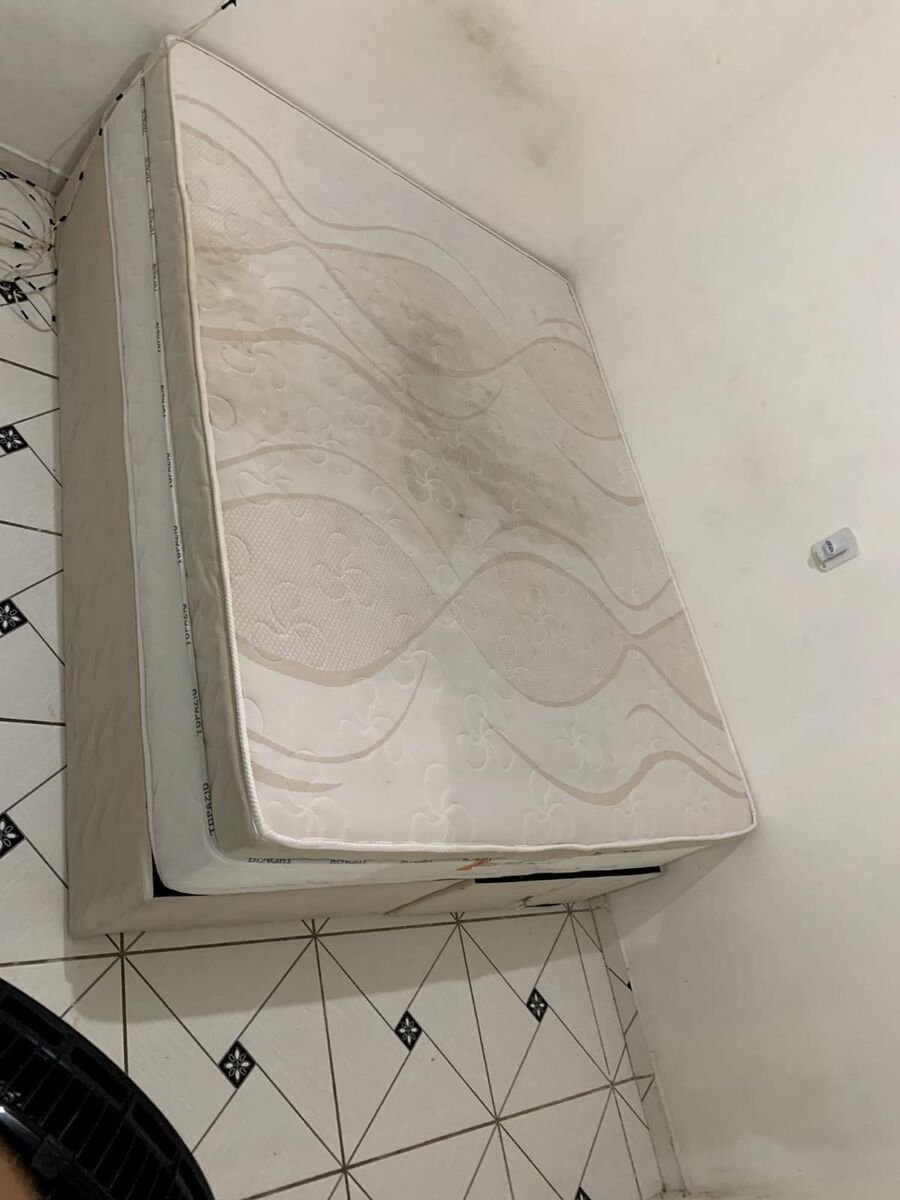 Colchão manchado antes da limpeza